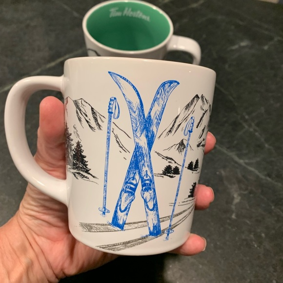 TIM HORTONS| 2018 Set of three themed mugs. - Picture 5 of 10